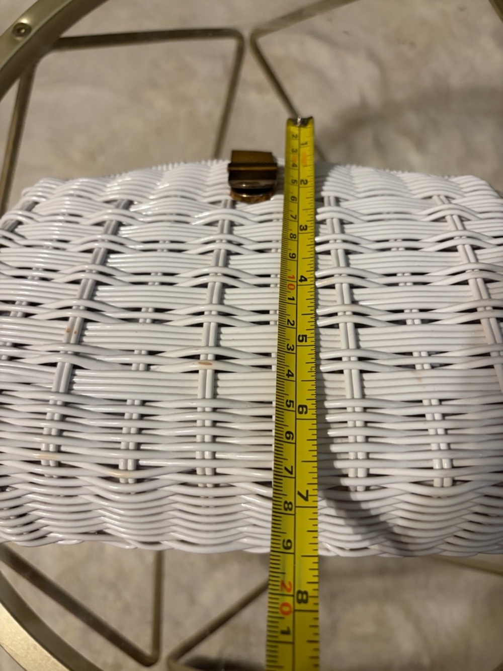 Vintage White Vinyl Wicker Woven Handbag with Gold & White Chain Strap - Picture 8 of 9